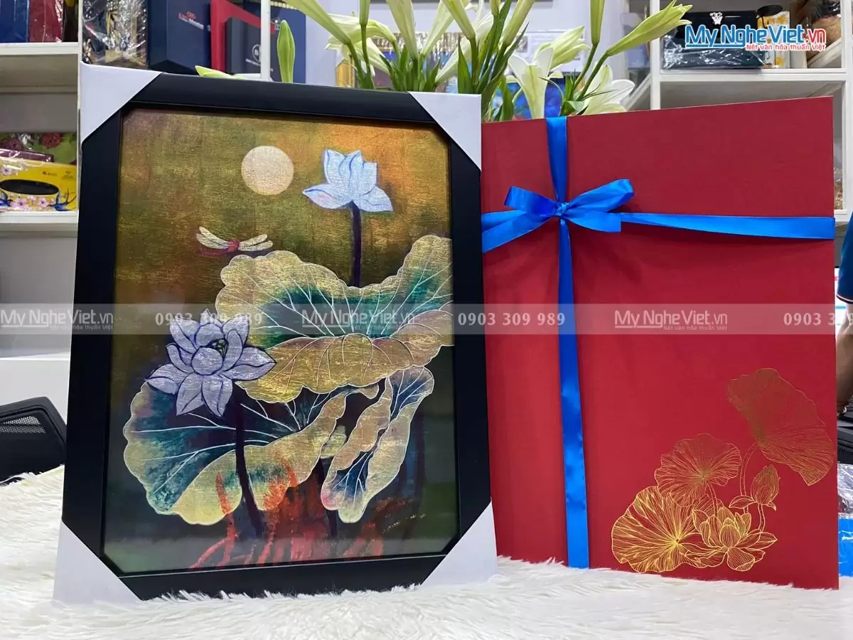 Quà tân gia khai trương - Tranh sơn mài hoa sen 35x45